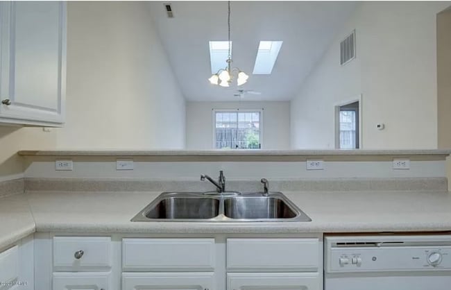 Building Photo - 3 bedroom, 2 bathroom townhome in Carleton Place