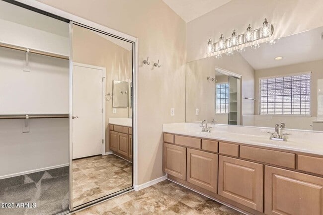 Building Photo - 6038 N Almanza Ln