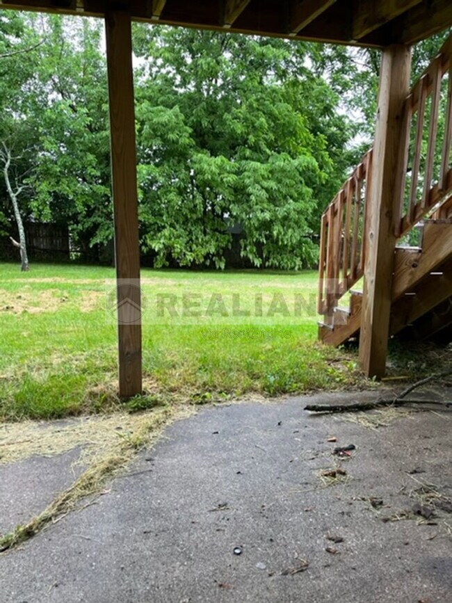 Building Photo - 108 Oakwood Dr