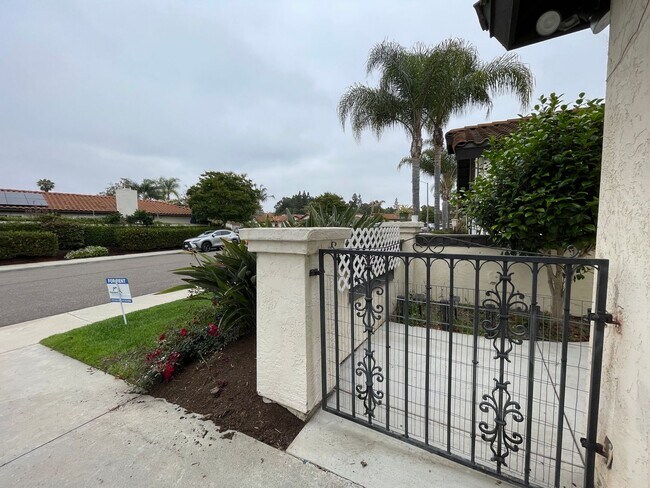 Building Photo - Light and Bright 3 Bedroom 2 Bath Oceanside Home!