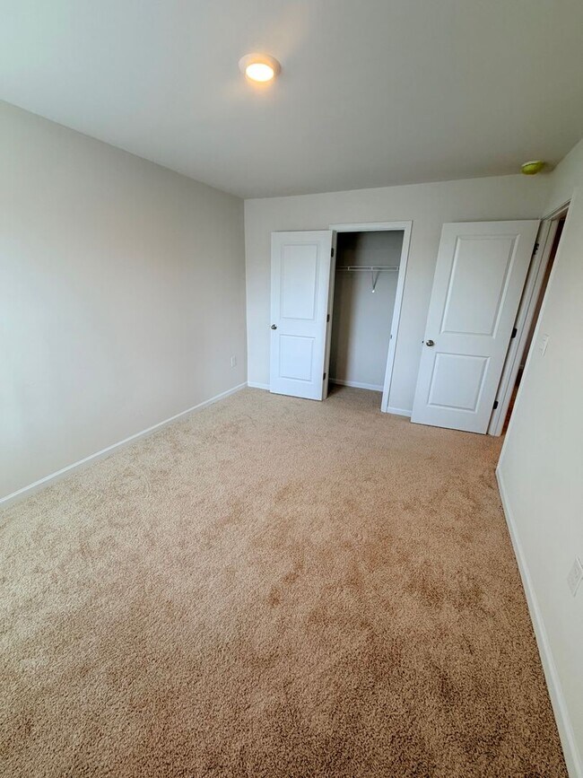 Building Photo - Beautiful 4 Bed, 2.5 Bath Home - Lawn Care Included!