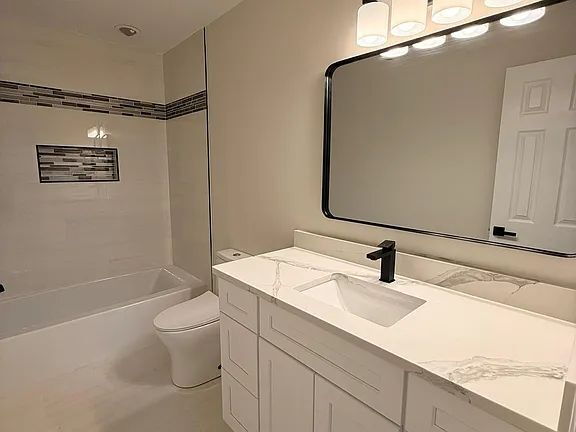 Building Photo - Welcome to this beautifully updated 3-bedroom, 2 full-bath 1400 sqft of modern living space.