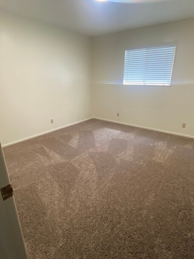 Building Photo - 372 W 200 N