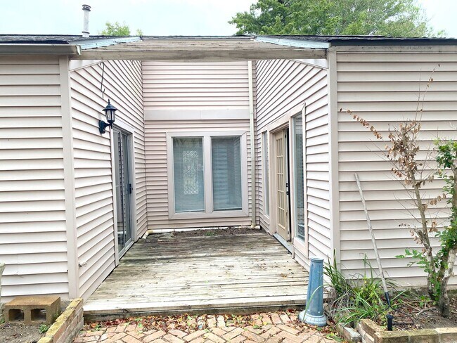 Building Photo - Briar Hill Beauty- Coming Soon