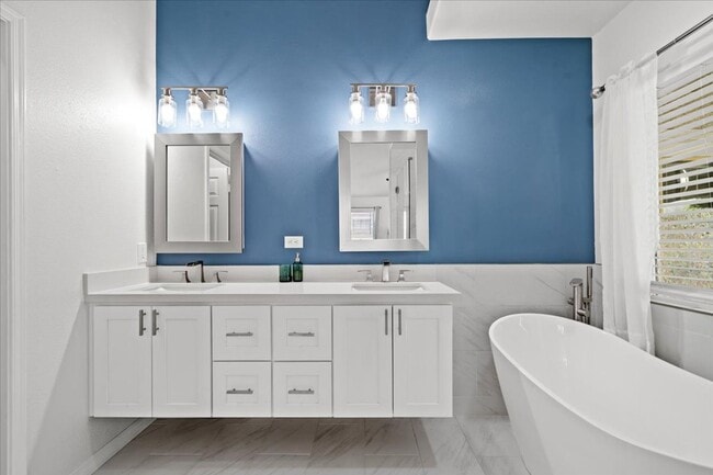 Building Photo - Beautiful Bright 3 Bedroom Single Story Home with Expansive Kitchen and Gorgeous Backyard