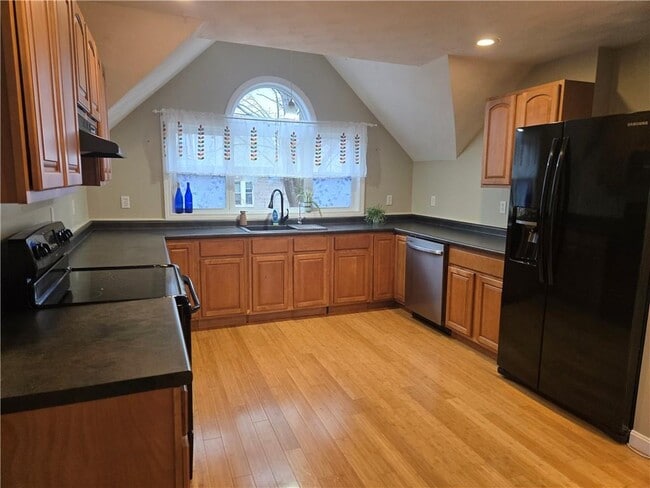 Building Photo - 25 Andrews Ave