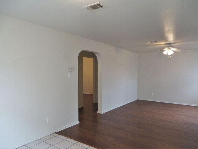 Building Photo - 2216 Katy Ln