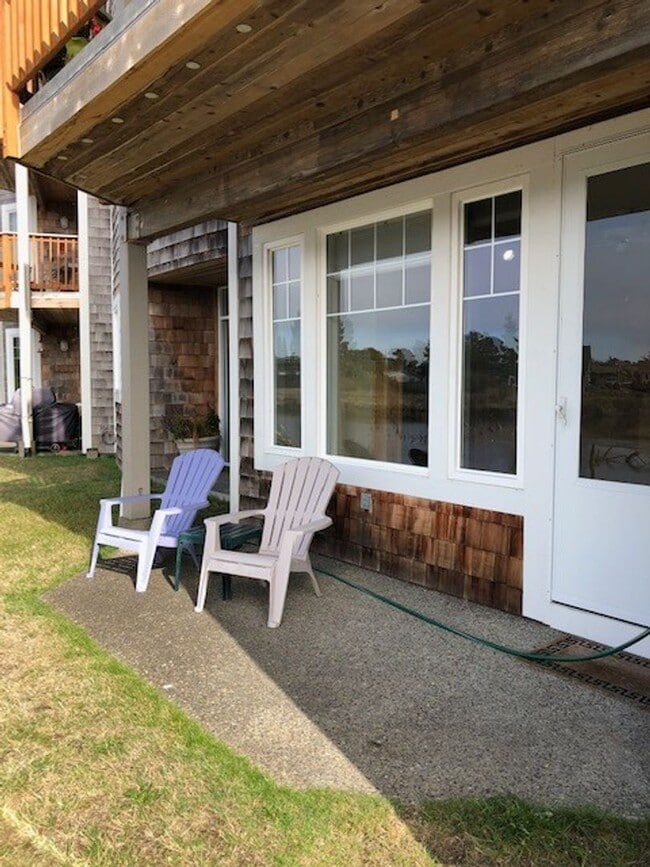 Building Photo - Riverfront Sandpiper Village Condo 2 Bedroom, 2 Baths!!