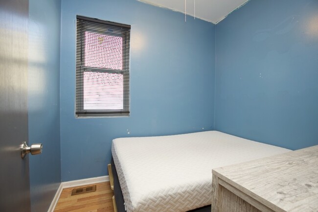 Building Photo - 1722 N Kimball Ave