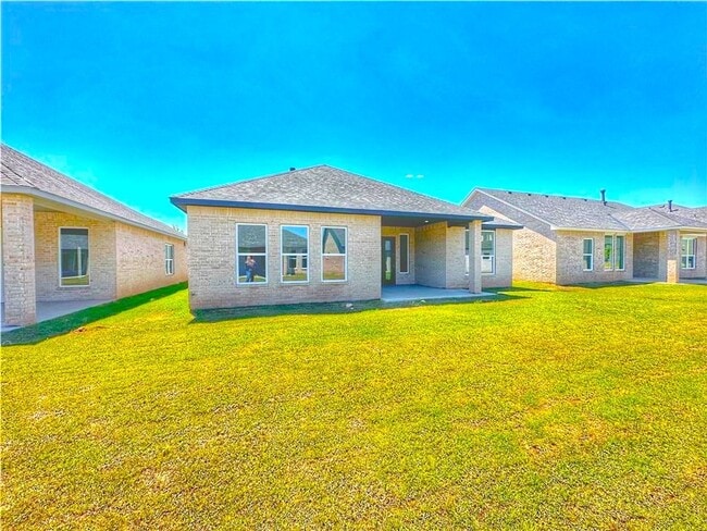 Building Photo - 3 Bed 2 Bath 2 Car in Twin Silos Addition Edmond, OK