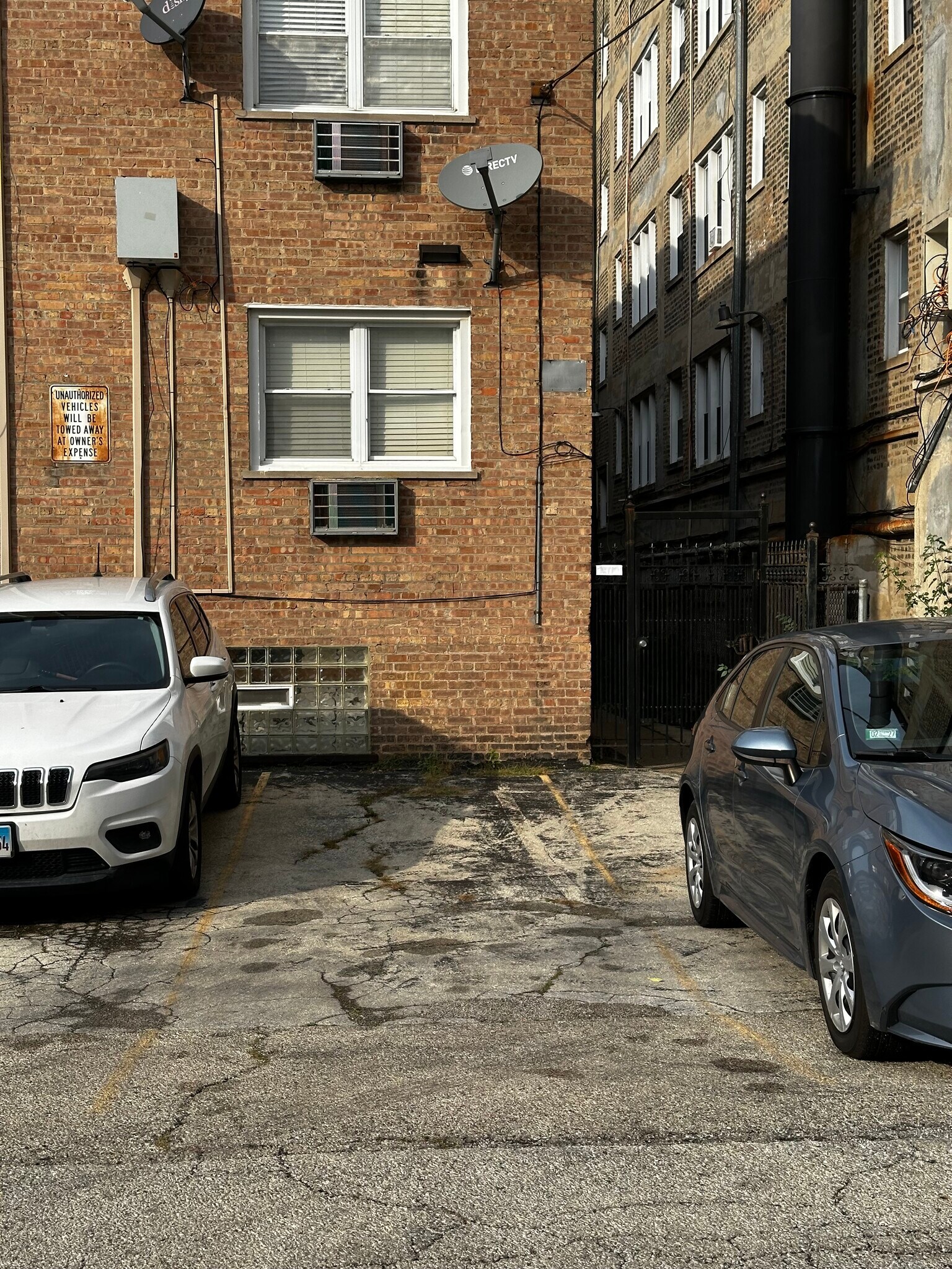 Surface Private Parking Lot - 1527 W Sherwin Ave