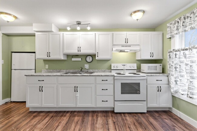 Building Photo - Spacious 3-Bed/1.5-Bath Home with Classic ...