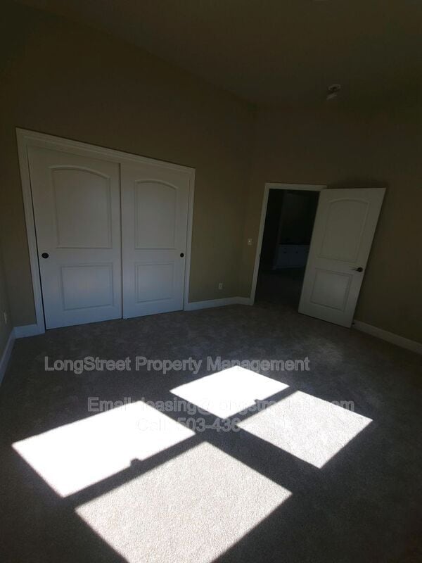 Building Photo - 9739 NW Henry Ct