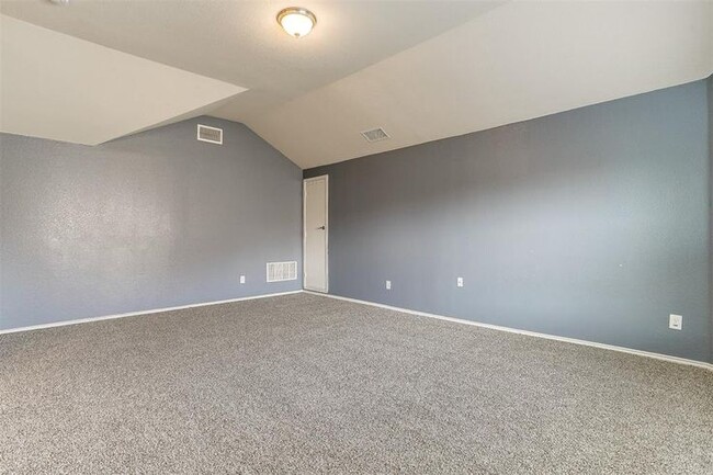 Large upstairs bonus room - 1008 Long Pointe Ave