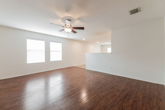 Building Photo - $1,850 4 Bed/2 Bath/2 Garage Ready for Move-in Home in Woodland Creek