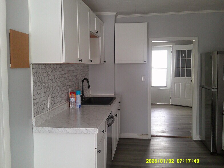 Building Photo - 408 W Willett St