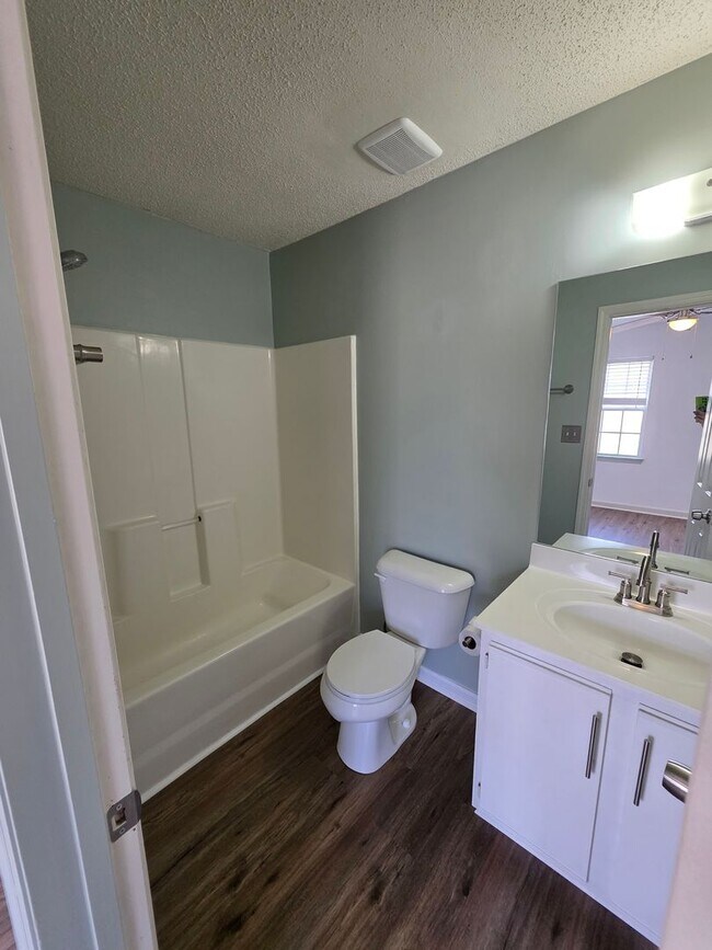 Building Photo - 2 BR 2 BA Townhose