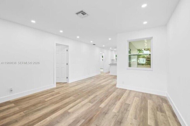 Building Photo - 816 N Golf Dr