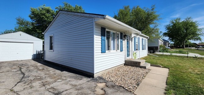 Building Photo - Charming home -  Coming open JUNE 15TH