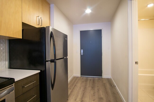 Building Photo - SUMMER SPECIAL: Top Floor Modern 2 Bdr w/ W&D + AC!