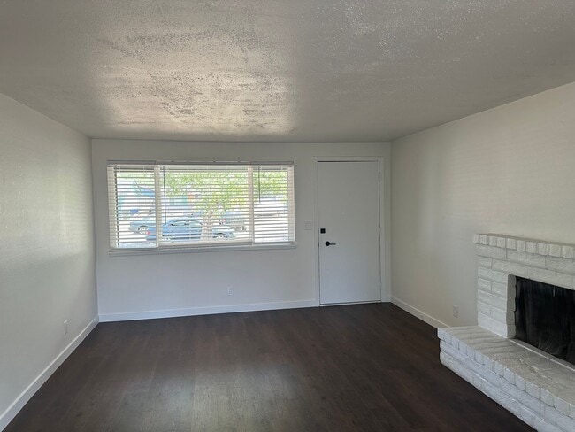 Building Photo - Beautifully updated 2 bedroom 1 bathroom d...