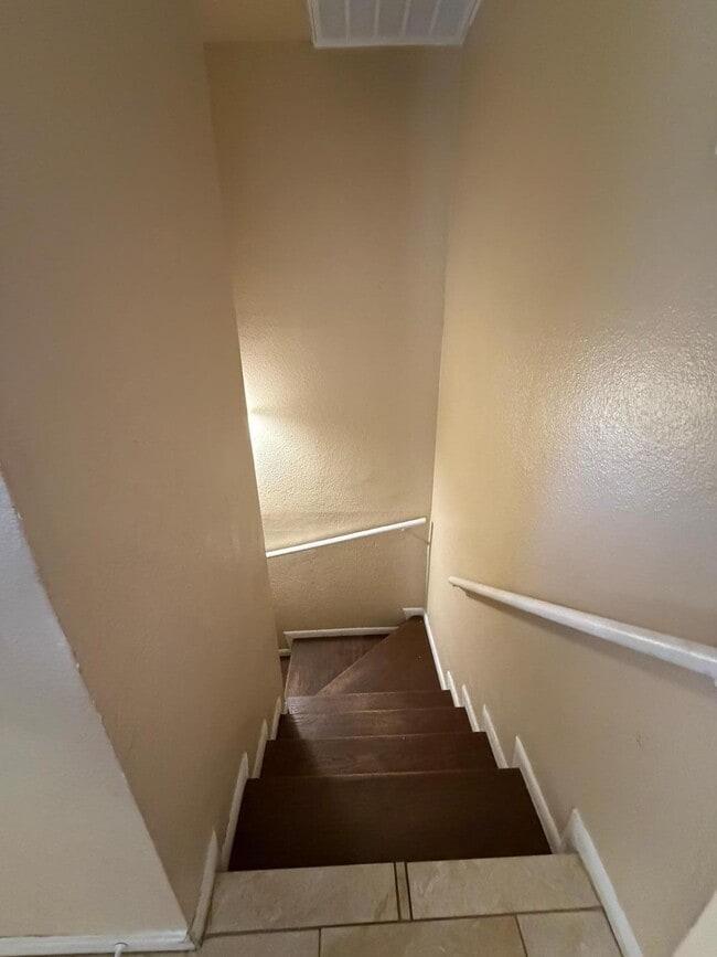 Building Photo - 1438 N Shill Dr