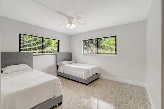 Building Photo - 3550 NE 4th Ave