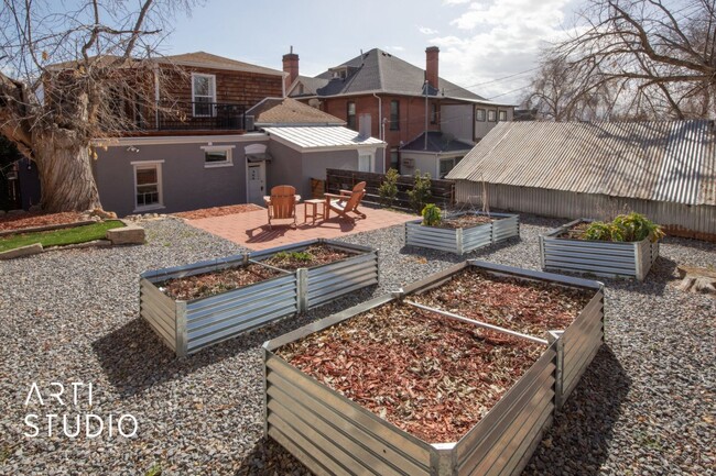 Building Photo - Charming Historic Home