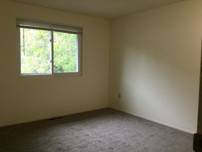 Building Photo - Very Cute and Spacious 3 BD & 2.5 Bath Home located in Kirkland-Finn Hill!