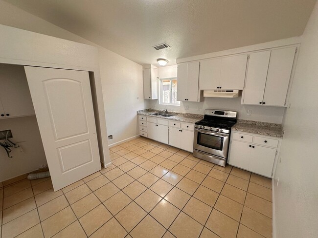 Building Photo - Duplex Home Available Now!