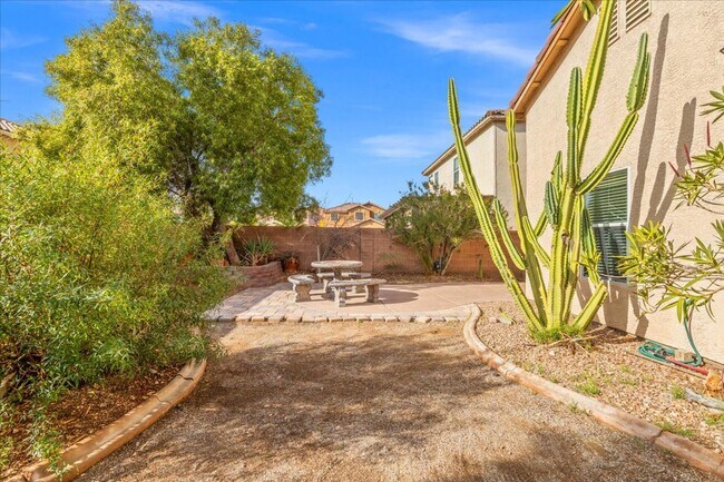 Building Photo - Single Story 3 Bedroom Home with Beautiful Backyard Space