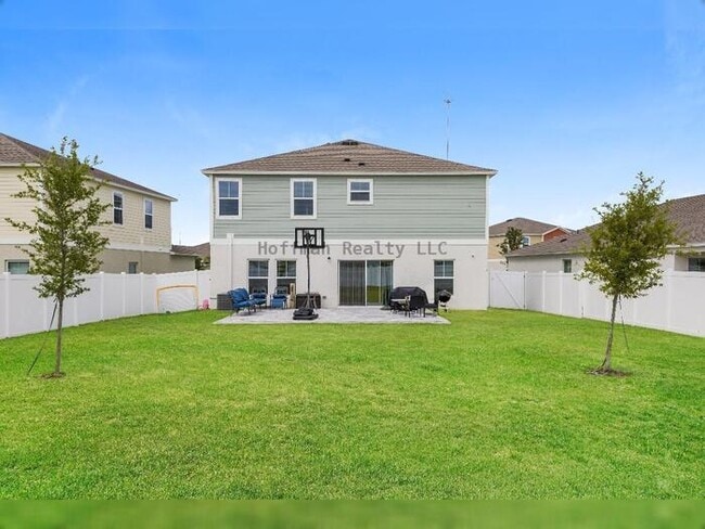 Building Photo - Spacious 5-Bedroom Home in Amenity-Rich Tr...