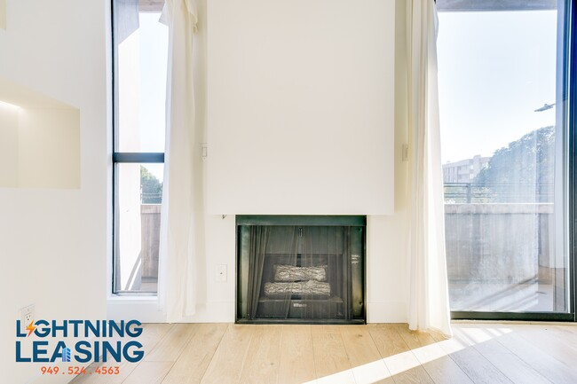 Building Photo - 8811-8815 Burton Way