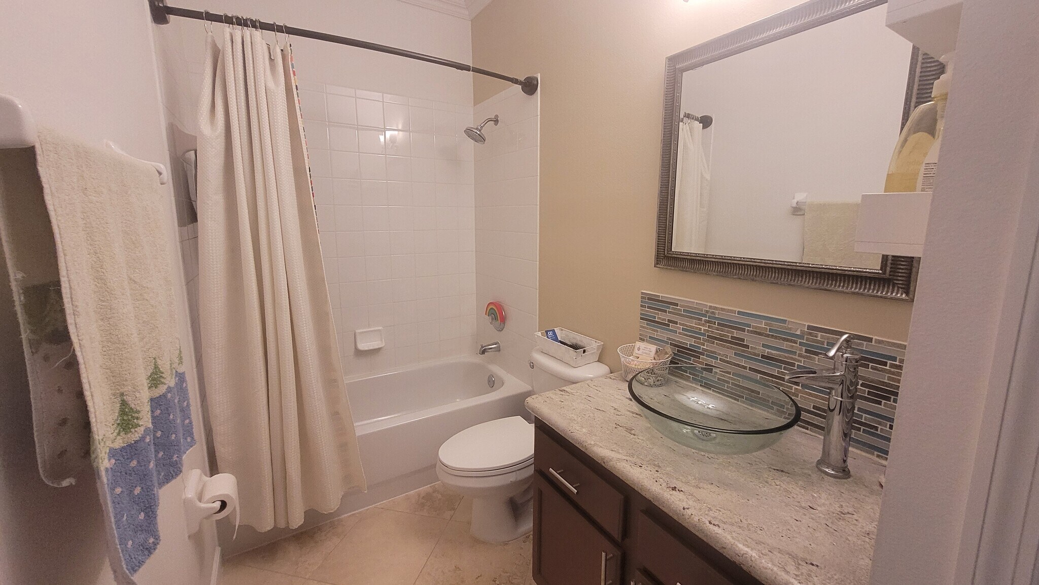 secondary bathroom - 1049 Blackwater Dr