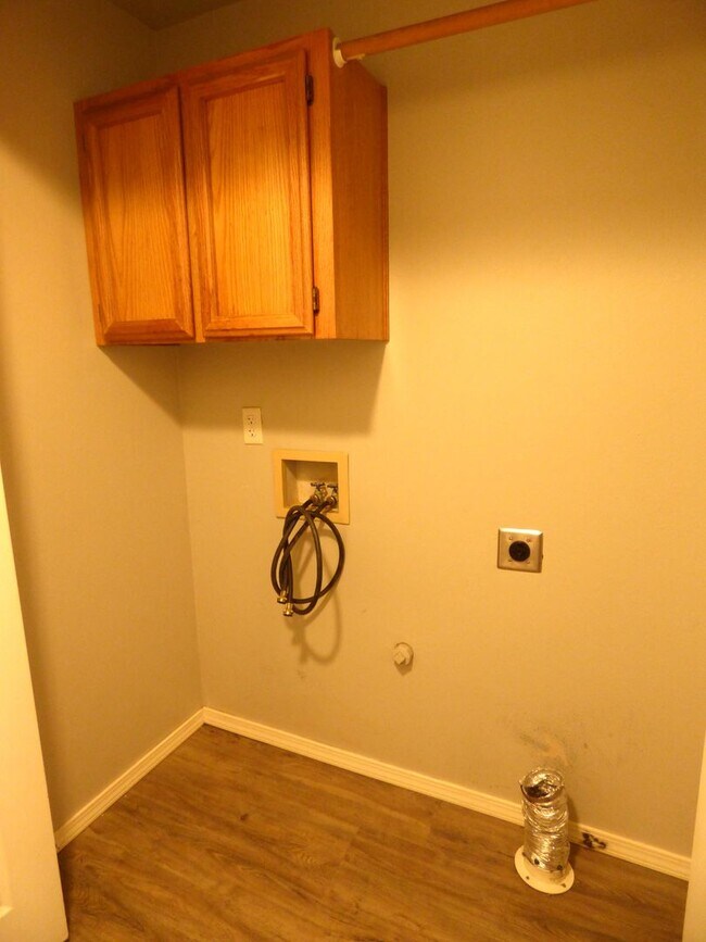 Building Photo - Rent Special: 1/2 Off March's Rent - 3 bed 2 Bath - Single Level home