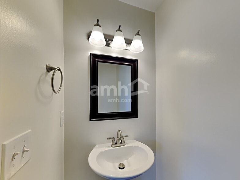 Building Photo - 2648 Sutherland Dr