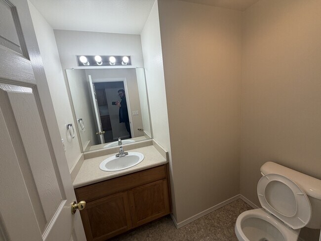 Building Photo - 1866 NE Fairview Ave