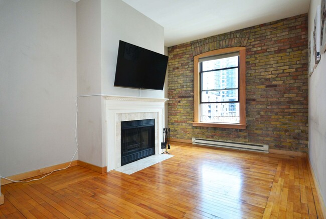 Building Photo - Beautiful Condo in Prime Minneapolis Locat...