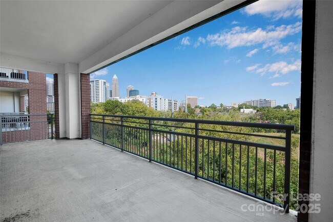 Building Photo - 701 Royal Ct