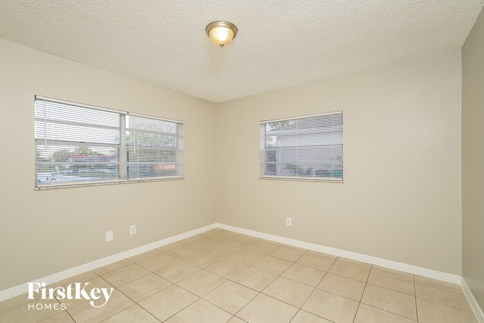 Building Photo - 638 NE Larkspur Ln