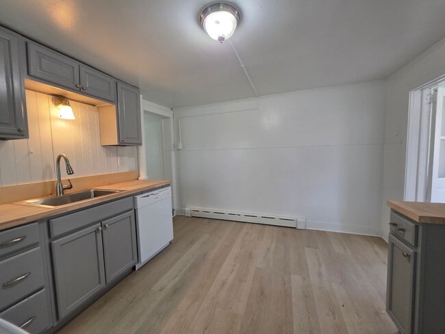 Building Photo - Beautiful Waterside 3 bedroom Single-Family Home - Catskill, NY