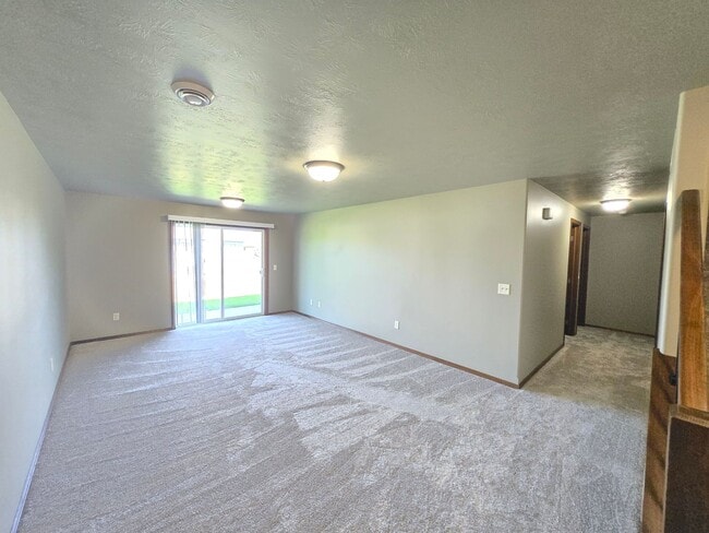 Building Photo - East Sioux Falls 4 Bed, 3 Bath Walkout Twi...