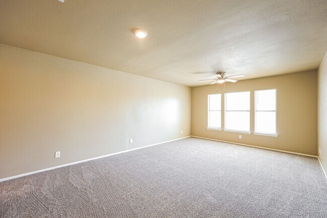 Building Photo - Recent remodeled! 4 bedroom, two living areas and loft!