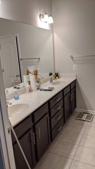 Building Photo - 8203 Hollow Ct