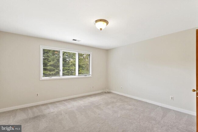 Building Photo - 445 Springvale Rd