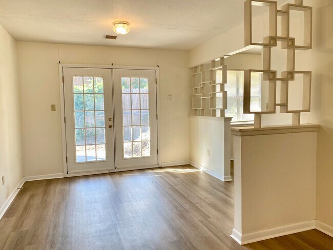 Building Photo - Spacious 3 bed 1 bath with easy access to I-40!