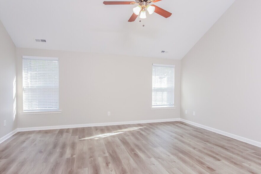 Building Photo - 1549 Pebble Ridge Dr