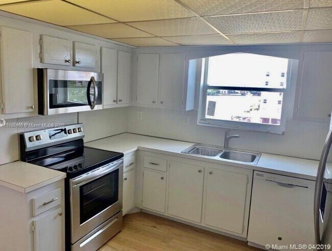 Building Photo - 9501 E Bay Harbor Dr
