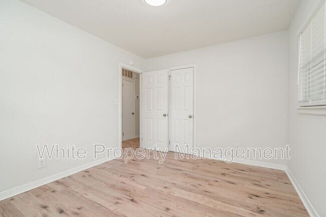 Building Photo - 602 Camrose Dr