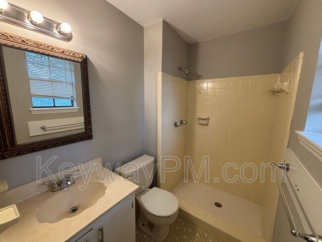 Building Photo - 122 Shadowood Dr